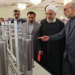 El director de la agencia nuclear iraní, Ali Akbar Salehi, muestra tecnología atómica al presidente Hasan Rohani, el pasado abril en Teherán
