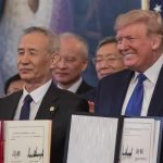 El presidente de EE. UU., Donald Trump (der.), y el viceprimer ministro de China Liu He (izq.), con el acuerdo firmado este miércoles.