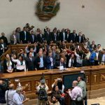 Momento en el que Juan Guaidó y los 100 diputados opositores que lo apoyan toman posesión de la mesa directiva de la Asamblea Nacional. (Foto archivo)