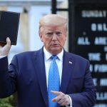 Trump sostiene una Biblia mientras le retratan ante la iglesia de St. John, en Washington