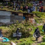 La policía desaloja residentes de un asentamiento ilegal en Bogotá