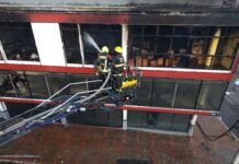 AVANCE Bomberos siguen en proceso de enfriamiento del sitio de la emergencia de la calle 19